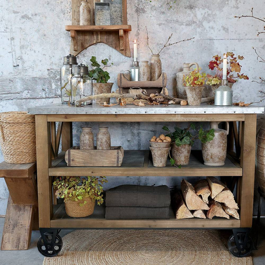 Rusztikus konyhasziget természetes dekorációval berendezett enteriőrben, fa, fém és cink kombinációjával.