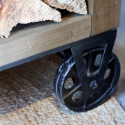 Erőteljes ipari kerék részlet a konyhasziget alsó részén, fekete vasból.