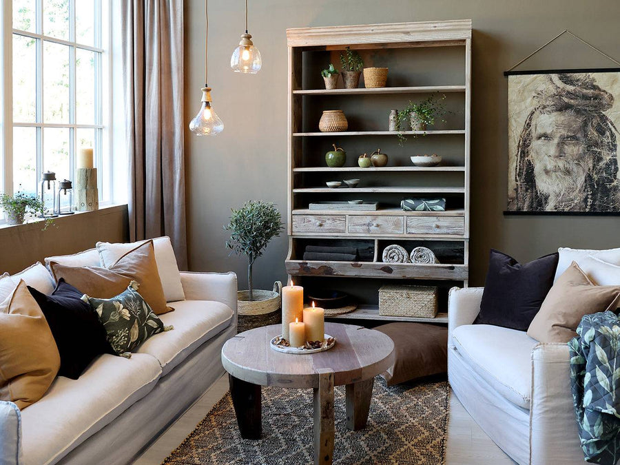 Hangulatos nappali berendezés Old French tálalószekrénnyel, természetes színekkel és vintage dekorációval.