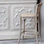 Francia vidéki stílusú bárszék klasszikus díszítésű pult előtt, oldalnézetből