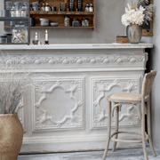 Barátságos konyhai enteriőr a Chic Antique bárszékkel a pult mellett