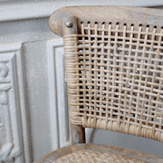 Közeli részlet a rattan háttámláról és az antikolt felületű fa vázelemről