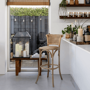 A Chic Antique bárszék modern konyhai környezetben természetes fényben