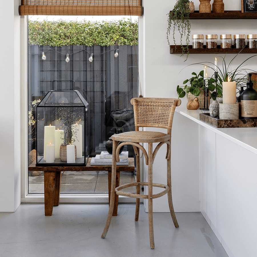 A Chic Antique bárszék modern konyhai környezetben természetes fényben