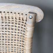 A rattan háttámla részletfotója a bárszék natúr fa keretével