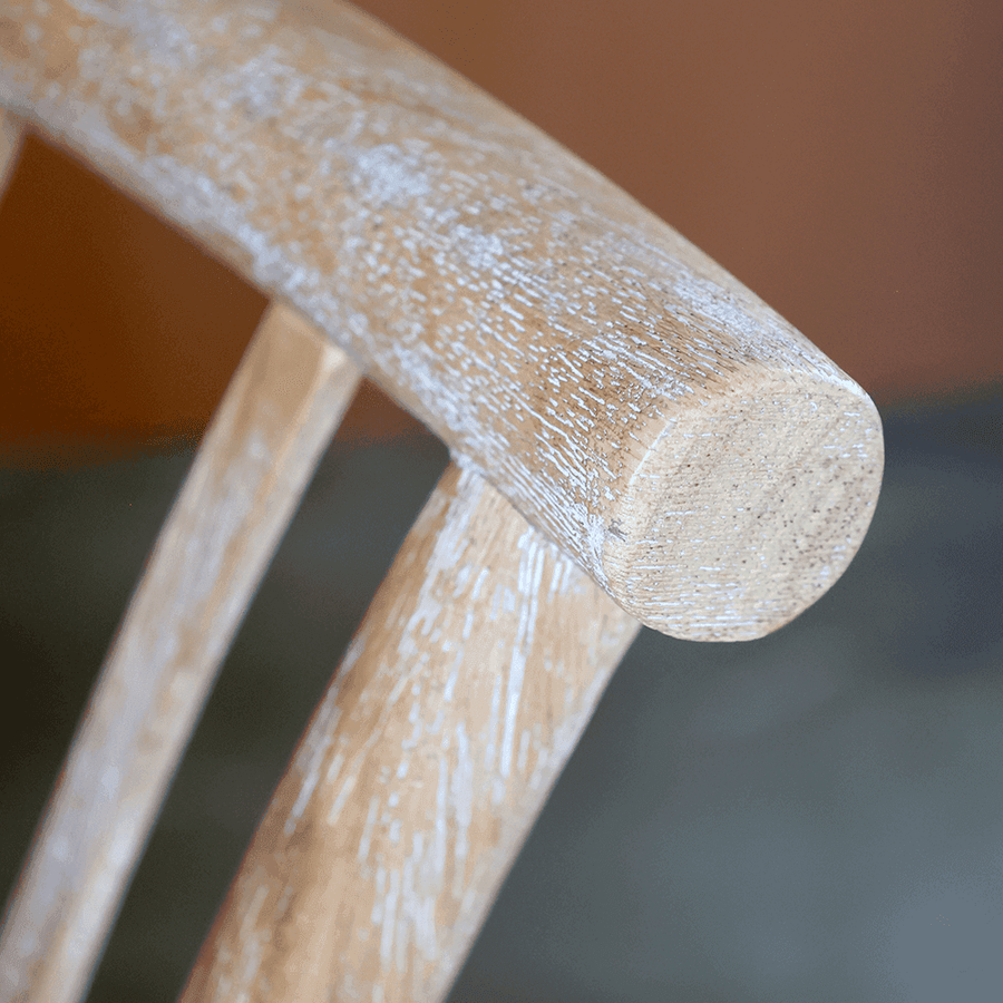 Részletfotó a lekerekített háttámláról, jól látható fehérített faerezet.