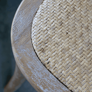 Makrófotó a fonott rattan mintázatáról, természetes világos árnyalatban.