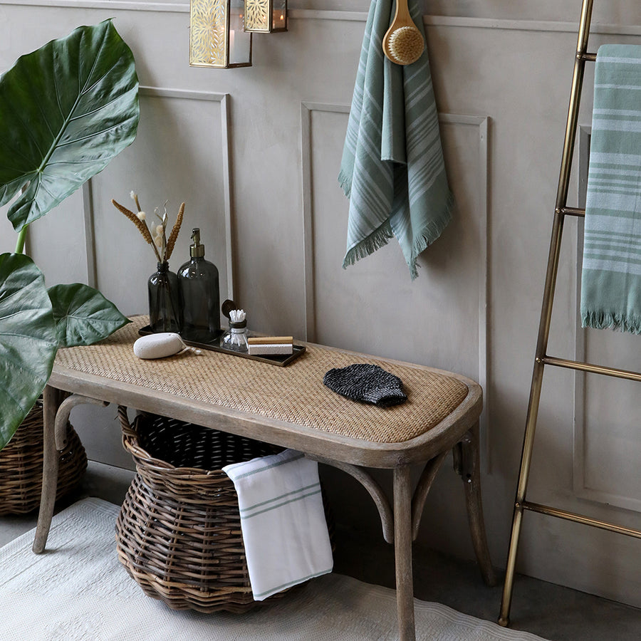 OLD FRENCH natúr színű kaucsukfa rattan pad fürdőszobai enteriőrben, természetes hangulatú kiegészítőkkel