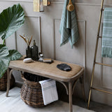 OLD FRENCH natúr színű kaucsukfa rattan pad fürdőszobai enteriőrben, természetes hangulatú kiegészítőkkel