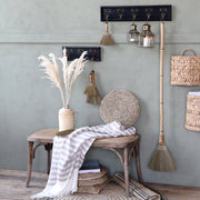 OLD FRENCH natúr színű kaucsukfa rattan pad fal előtt elhelyezve, klasszikus francia vidéki stílusban