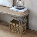 OLD FRENCH natúr színű kaucsukfa rattan pad részletfotó, rattan ülőfelület és ívelt fa lábak közelről