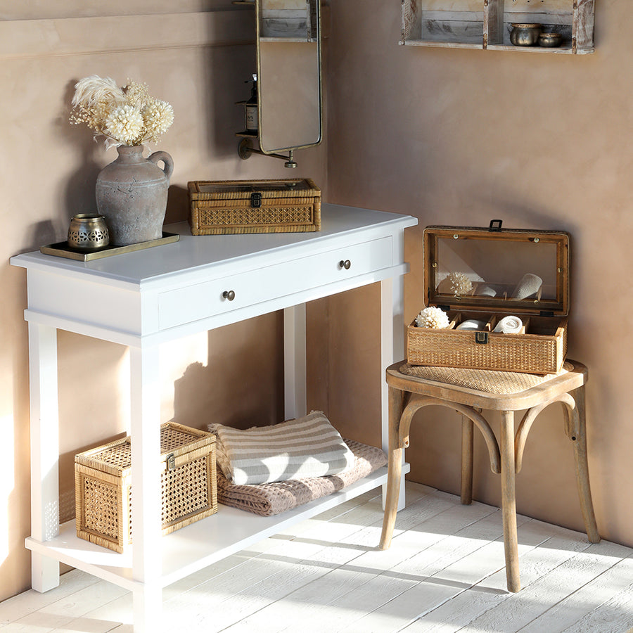 OLD FRENCH natúr színű kaucsukfa–rattan ülőke enteriőrben, klasszikus francia hangulatú berendezésben