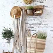 Fali tároló, 4 darab, fűzfavesszőből készült kosárral.