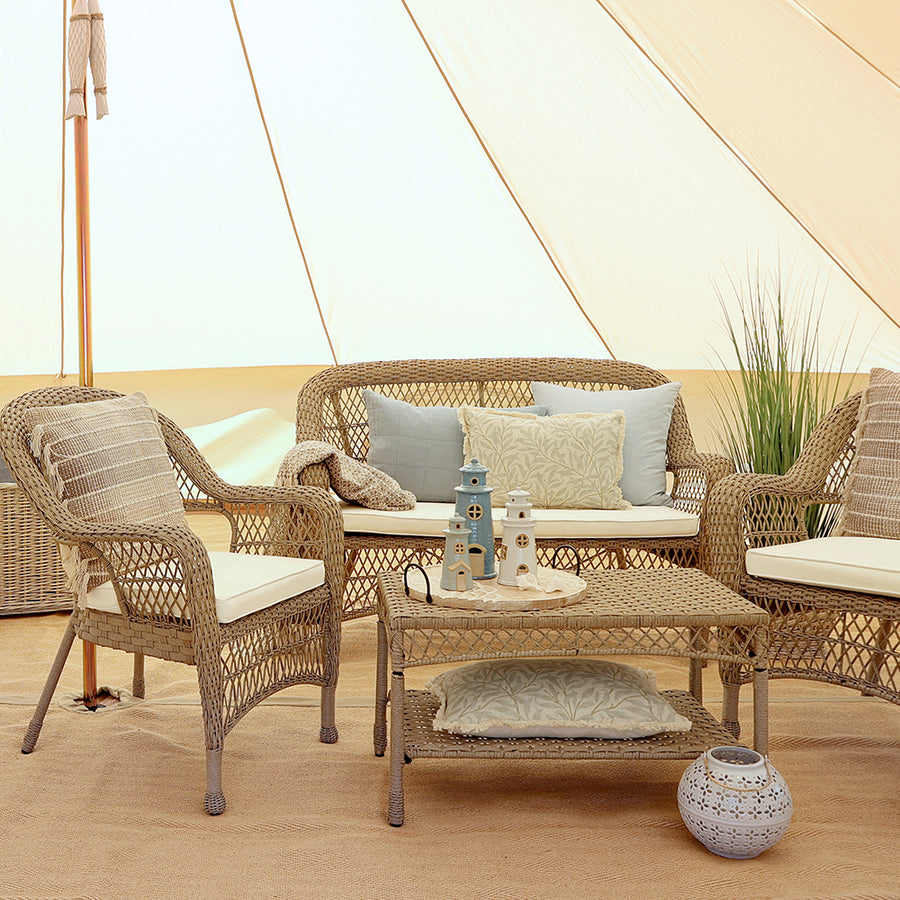 OLD FRENCH francia vidéki stílusú műrattan kerti bútor szett párnákkal, hangulatos kültéri környezetben