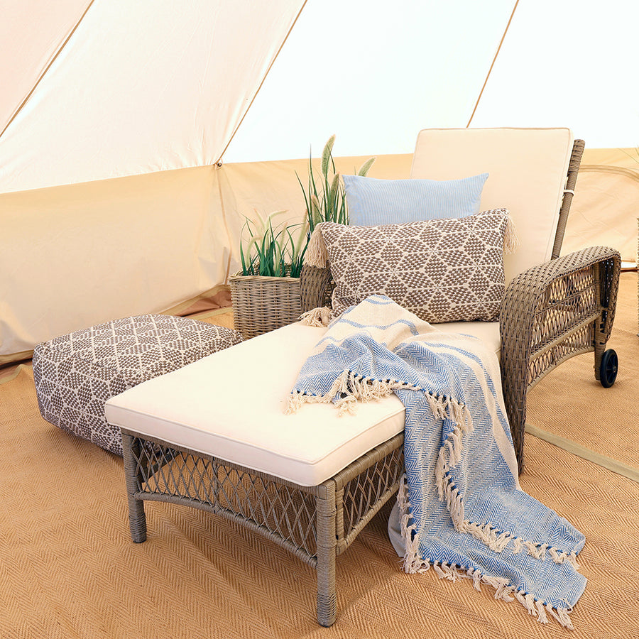 Old French műrattan napozóágy bohém hangulatú kültéri környezetben