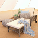 Old French műrattan napozóágy bohém hangulatú kültéri környezetben