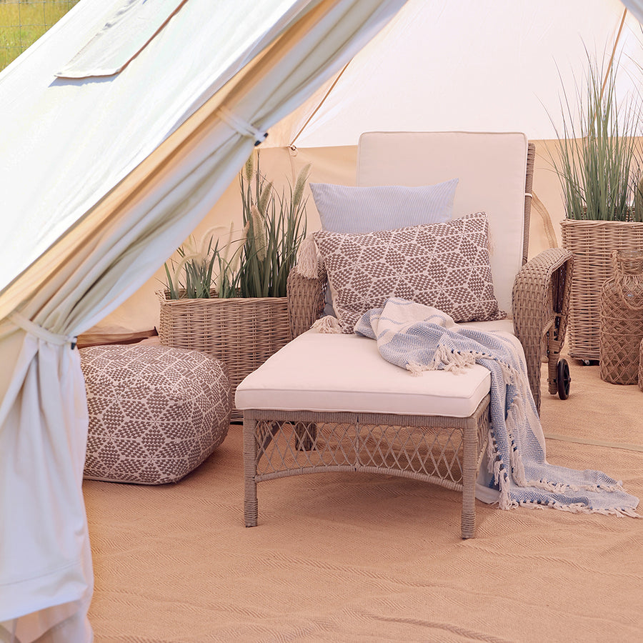 Old French natúr műrattan napozóágy kerekekkel, párnával