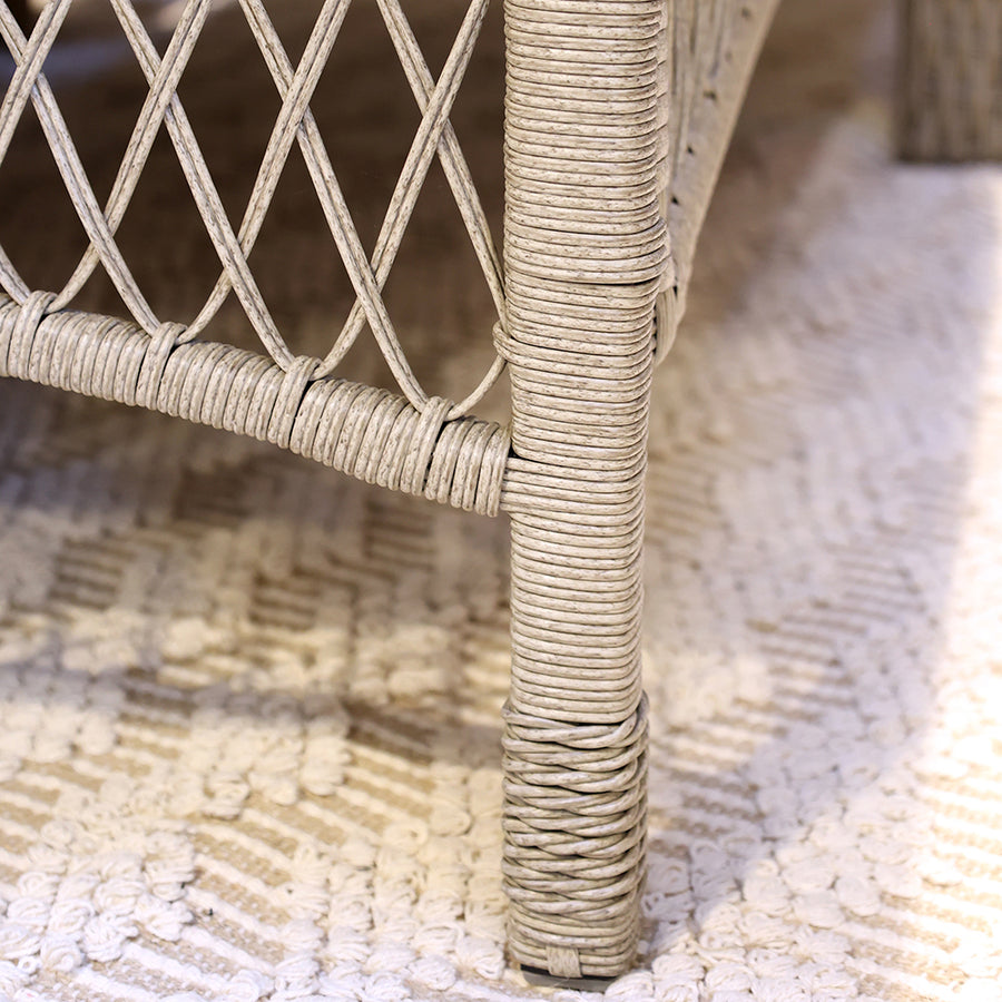 Natúr műrattan fonott lábrész közeli felvétel