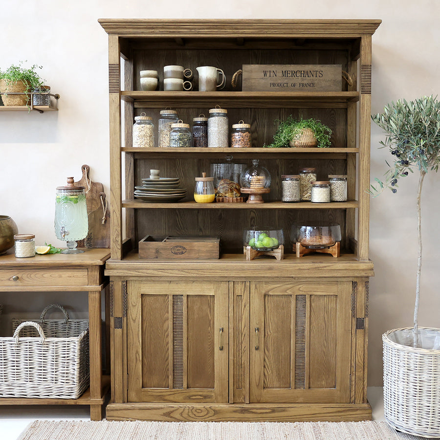 OLD FRENCH natúr nyárfa tálalószekrény enteriőrben, nyitott polcokon tárolt edényekkel és dekorációval