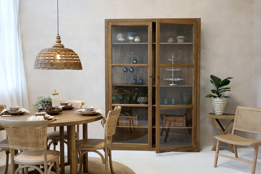 Old French vitrines szekrény nappaliban, vintage stílusú berendezésben