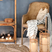 Natúr színű rattanból és kaucsukfából készült, kézműves karosszék.