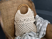 Natúr színű rattanból és kaucsukfából készült, kézműves karosszék.