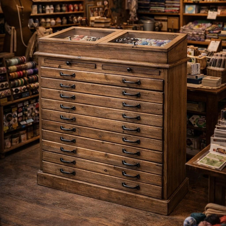 Old French bolti komód rusztikus fenyőfából üzlet enteriőrben