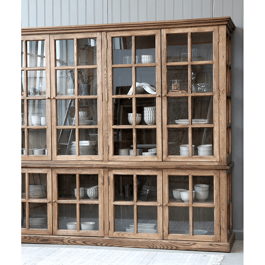 Natúr színű, 8 ajtós vitrines szekrény.