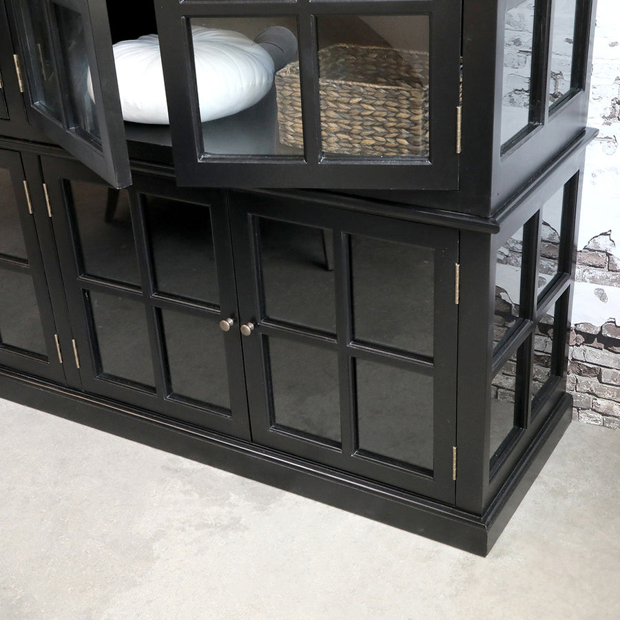 Fekete színű, 8 ajtós vitrines szekrény,