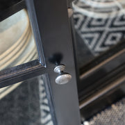 Antikolt fém fogantyú részlet az Old French vitrines komódszekrény üvegezett ajtaján.