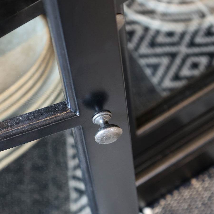 Antikolt fém fogantyú részlet az Old French vitrines komódszekrény üvegezett ajtaján.