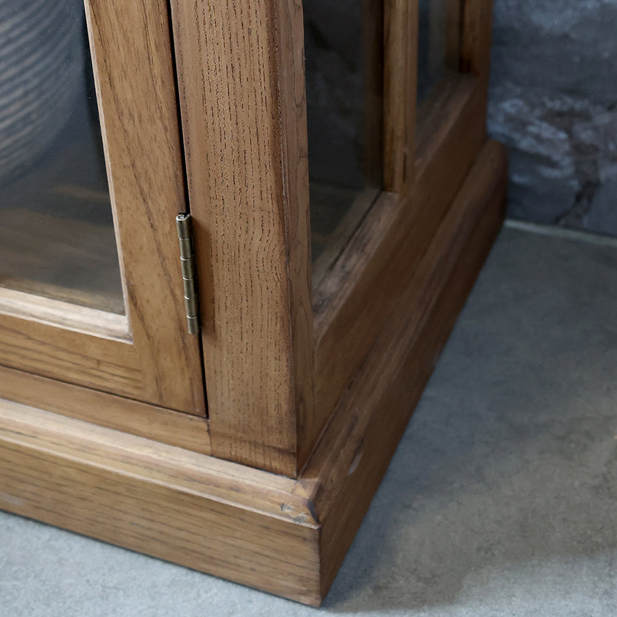 Natúr színű, 4 ajtós és 4 fiókos vitrines komódszekrény.