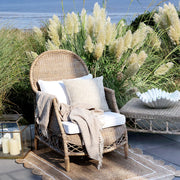 OLD FRENCH rattan fotel fedett teraszon, francia vidéki stílusú környezetben elhelyezve