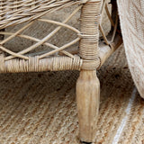 OLD FRENCH rattan fotel lábazatának és fonott oldalsó részének közelképe