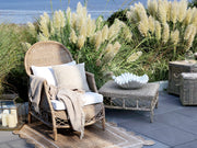 OLD FRENCH rattan fotel kültéri környezetben, természetes textíliákkal kiegészítve