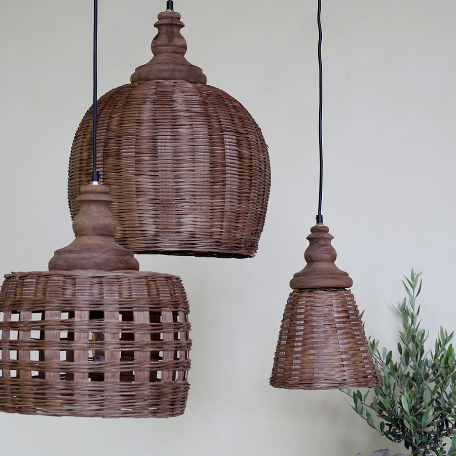 OLD FRENCH kollekció három különböző méretű rattan függeszték lámpája dekoratív összeállításban