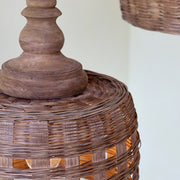 Mangófából készült esztergált felső díszítőelem az OLD FRENCH rattan lámpatest részletén