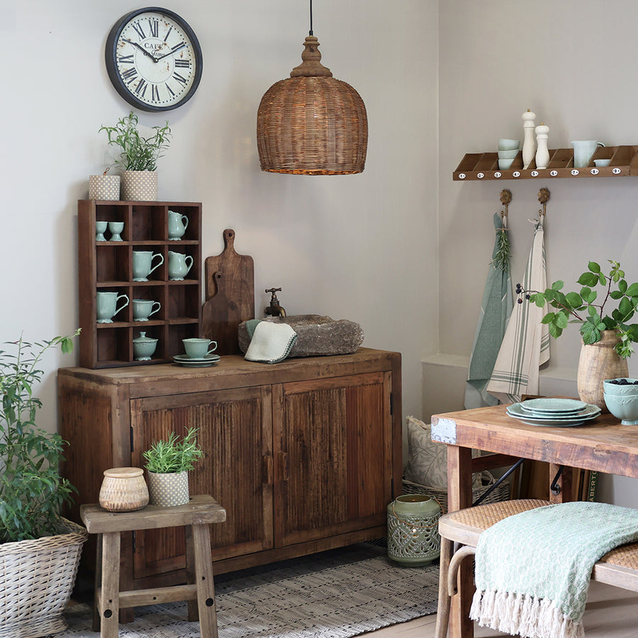 Natúr rattan függeszték lámpa vintage stílusú étkező enteriőrben fa bútorokkal