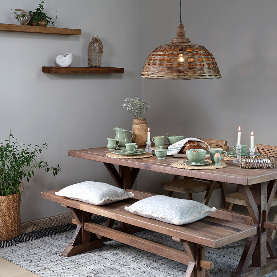 Rusztikus rattan függeszték lámpa étkezőasztal felett vintage hangulatú enteriőrben