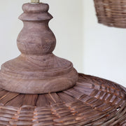 Mangófából készült esztergált felső díszítőelem az OLD FRENCH rattan lámpán