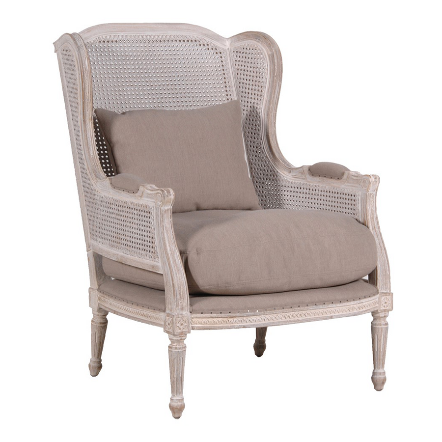 Old French tölgyfa bergère fotel rattan betétekkel és bézs párnákkal, klasszikus francia koloniál stílusban.