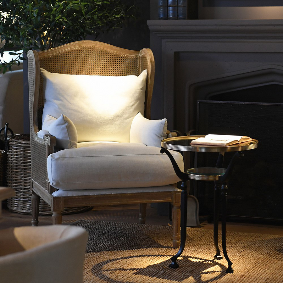 Old French tölgyfa rattan bergère fotel elegáns nappaliban, olvasósarok mellett, hangulatos megvilágításban.