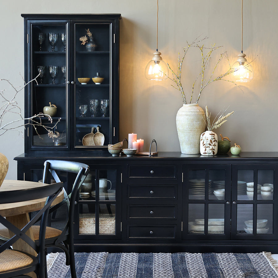 Old French üveg függeszték lámpák párosan, fekete tálalószekrény előtt.