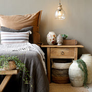 Old French üveg függeszték lámpa éjjeliszekrény felett, hangulatos hálószobában.