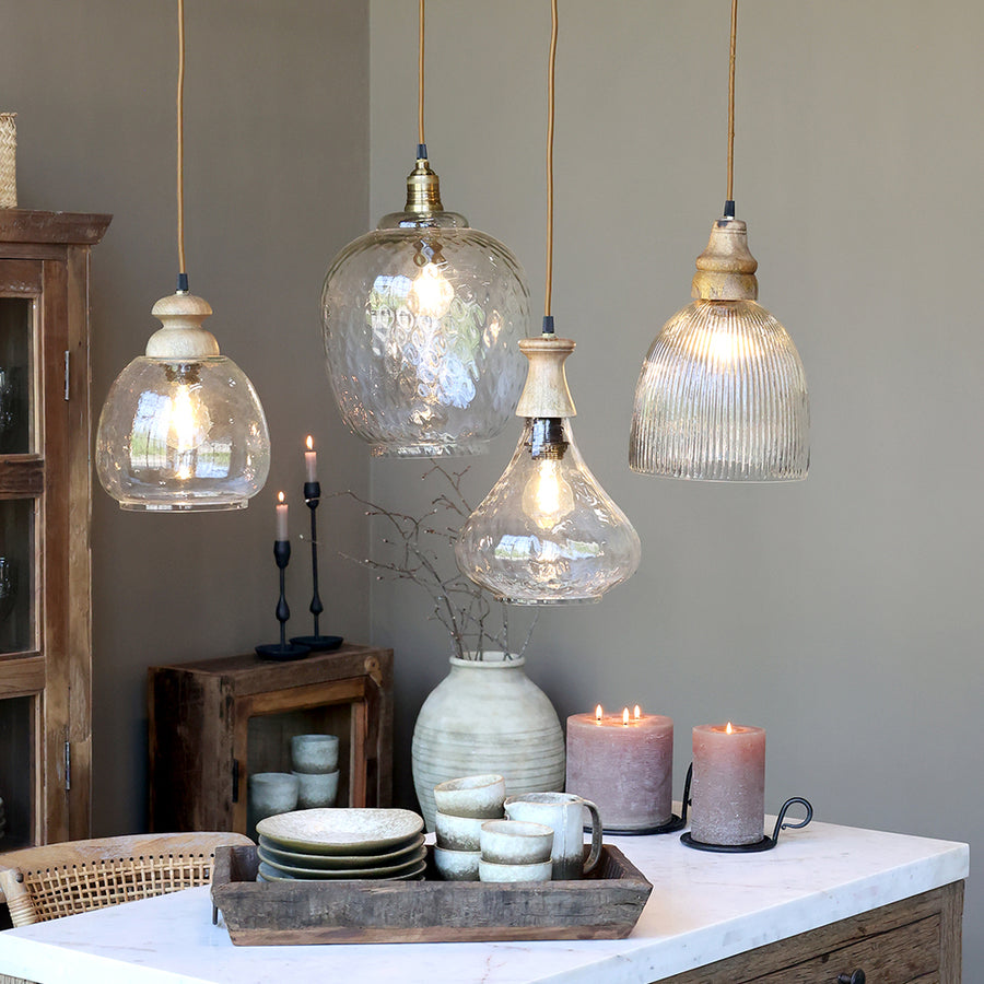 Old French függőlámpa közelről, a kézzel fújt üvegbúra részletével.