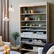 Old French üveg függeszték lámpa rusztikus konyha berendezés felett.