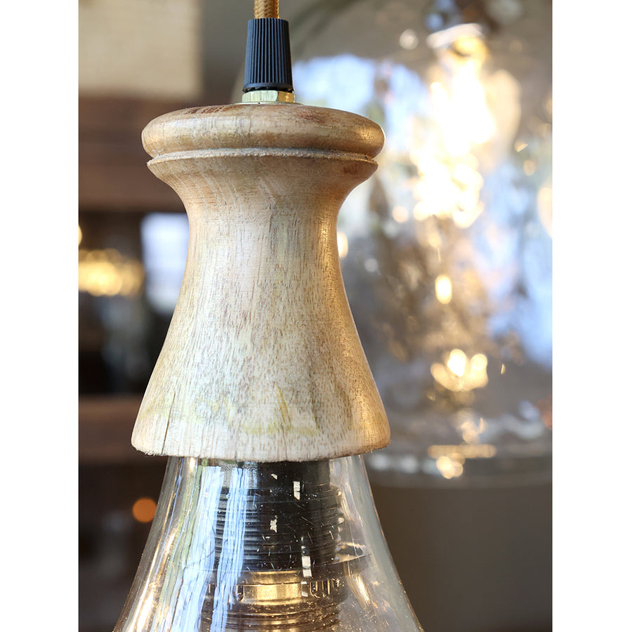 Mangófából készült foglalat részlet közelről az Old French lámpán.