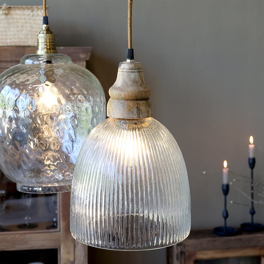 Old French üveg függeszték lámpa részletfotó, rusztikus hangulatú enteriőrben, Chic Antique.