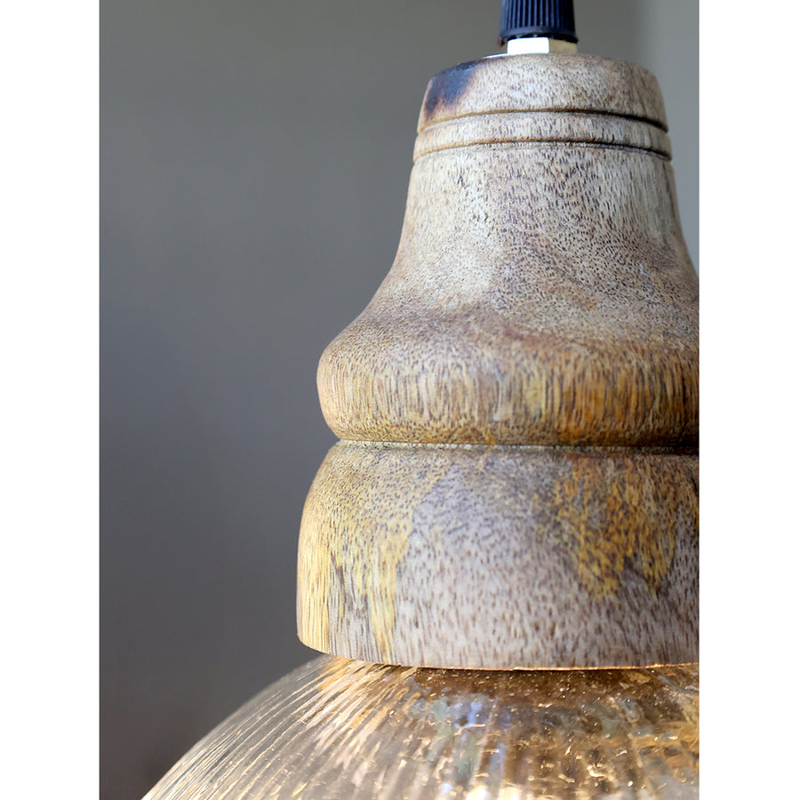 Közelkép az Old French lámpa mangófa foglalatáról és textilkábeléről.