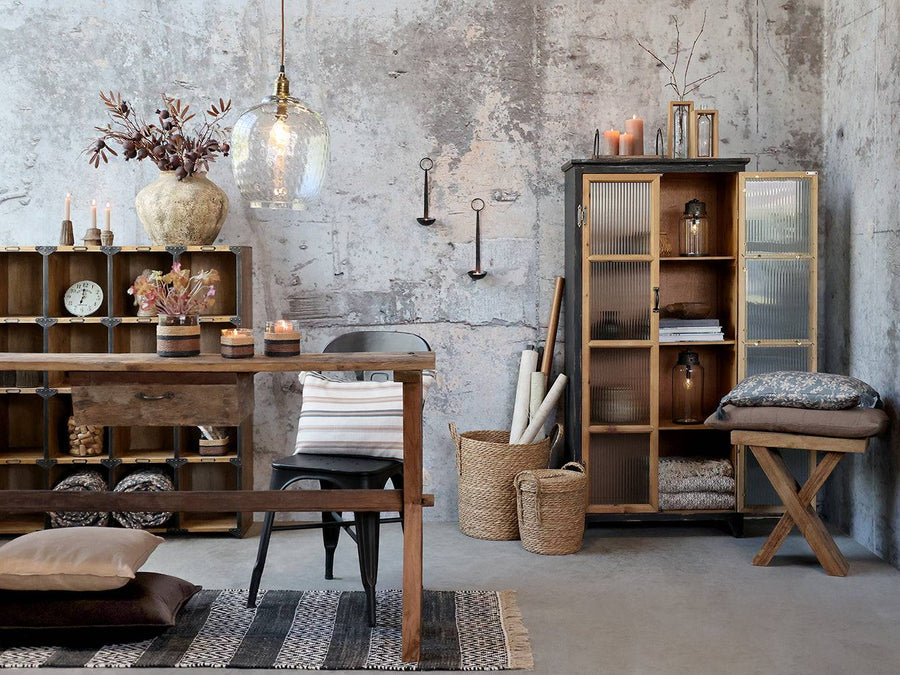 Loft stílusú nappaliban elhelyezett Old French üveg függeszték lámpa, rusztikus kiegészítőkkel.